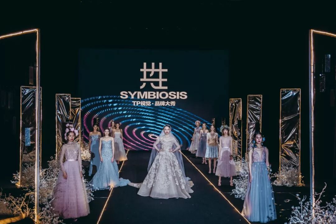 品牌時(shí)裝秀以戀人感情發(fā)展為主線，呈現(xiàn)別開生面的視聽盛宴