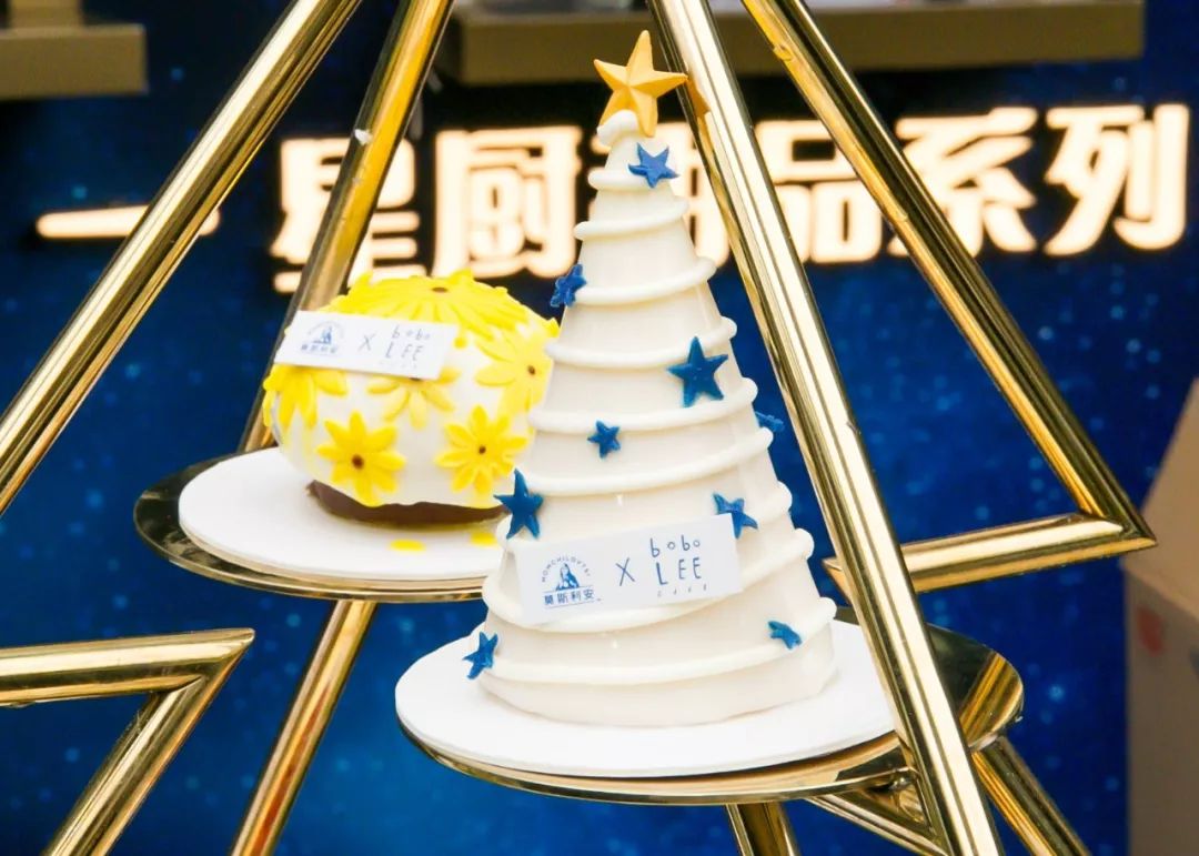 快閃活動策劃打造成一棵星空甜品的圣誕樹，簡直就是甜蜜暴擊嘛