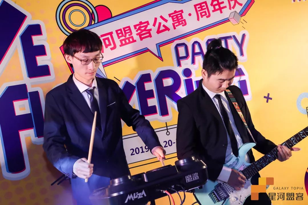 燈光閃爍一秒，瞬間進(jìn)入周年慶典活動(dòng)，面具策劃形式很朋克