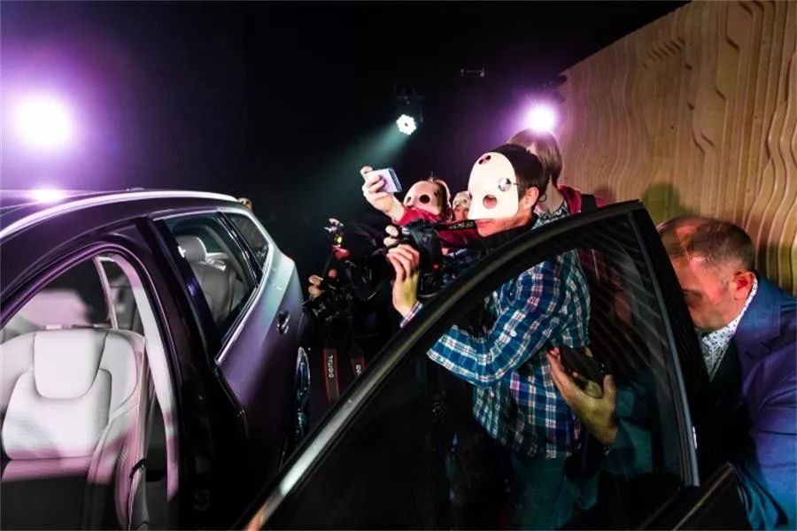 這款新車的發(fā)布活動(dòng)以沉浸式劇院表演的形式進(jìn)行，效果太棒了