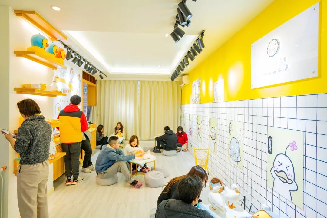 鴨鴨主題快閃店活動萌翻了，2020擼鴉不擼貓，沖鴨