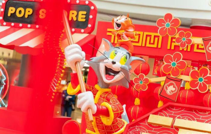 TOM&JERRY“密謀”的新春快閃店活動(dòng)悄然開(kāi)始，帶著醒獅前來(lái)報(bào)道