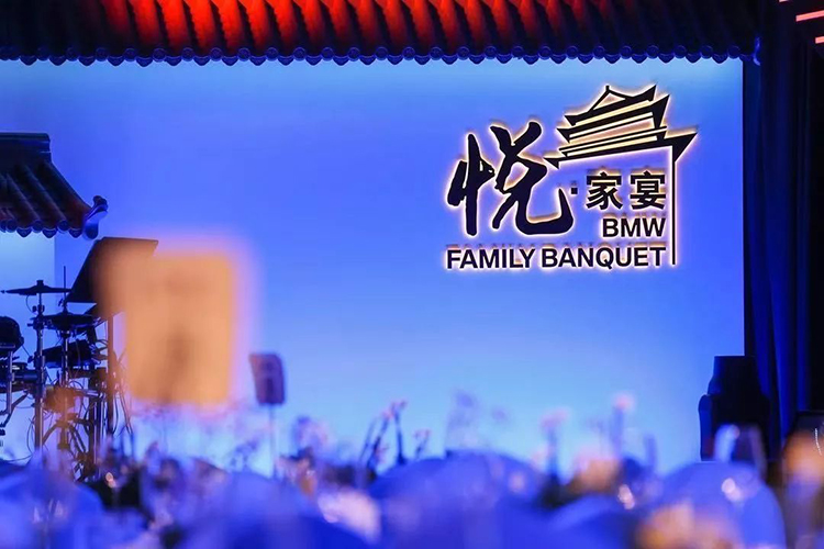 “越來(lái)越會(huì)玩兒”的發(fā)布會(huì)活動(dòng)真新穎，現(xiàn)場(chǎng)擺攤販賣中華傳統(tǒng)小吃
