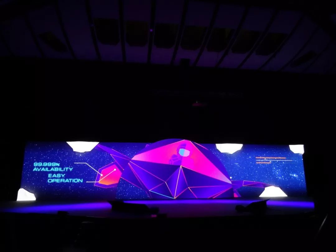 CloudBees Jenkins世界巡回賽活動的舞臺視覺設(shè)計(jì)挺震撼的