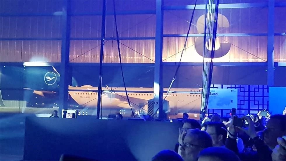 航空公司發(fā)布會策劃了一個將客人、手機和屏幕連接在一起的藝術(shù)裝置