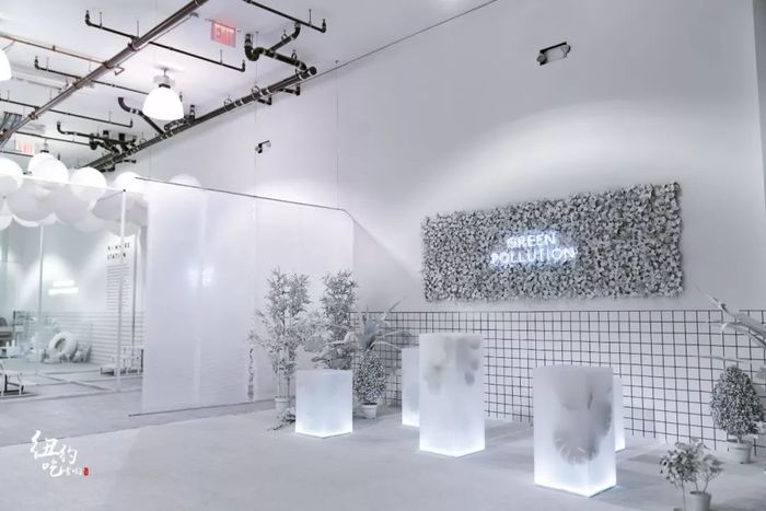 主題快閃店形式的展覽策劃，黑白風(fēng)格很是印象深刻