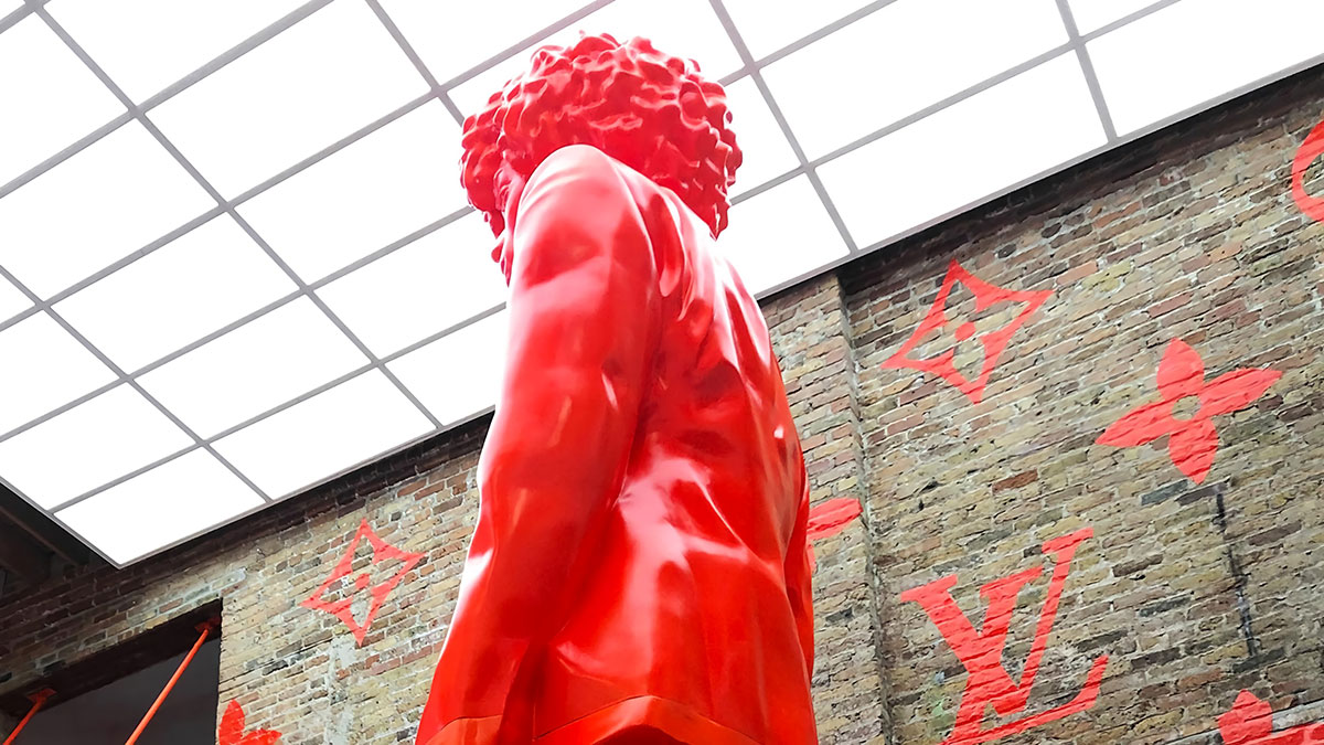 在沉浸式和概念性的橙色背景下，Louis Vuitton芝加哥快閃店帶來(lái)了城市的活力