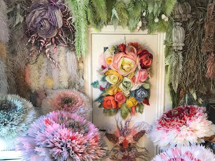 以顏色輕柔的紙層層堆疊并錦簇成花朵的展覽活動(dòng)，真的驚喜了雙眼