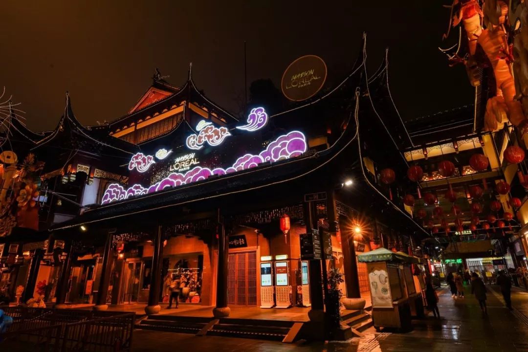 巴黎歐萊雅燈會(huì)快閃店活動(dòng)詮釋著什么是傳統(tǒng)與科技融合、經(jīng)典與現(xiàn)代碰撞