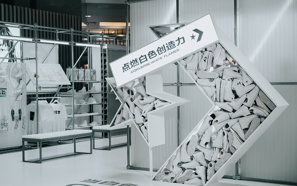 白色火焰快閃店展覽活動(dòng)的火焰“燒”得很旺，還能現(xiàn)場(chǎng)個(gè)性化定制