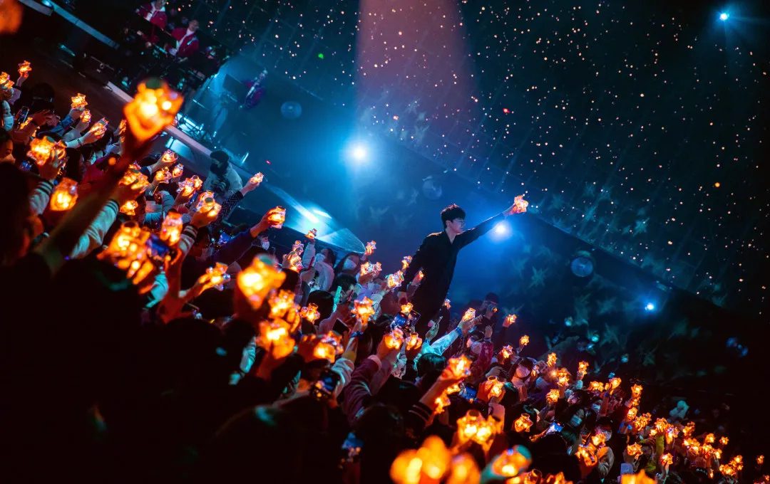 WE·LIVE生日演唱會(huì)活動(dòng)策劃的科幻風(fēng)舞美，是星海的沖動(dòng)之門