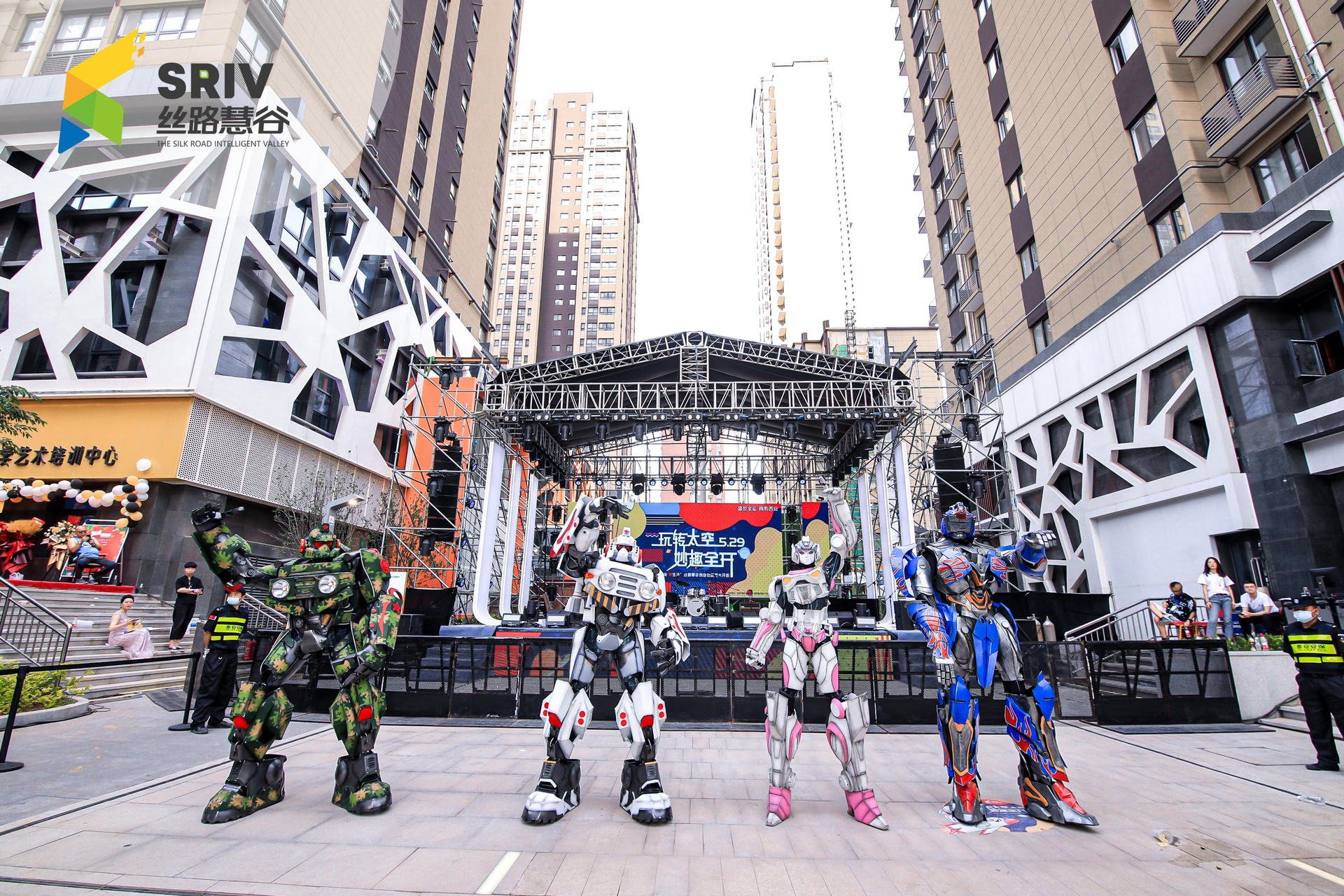概念街區(qū)開街儀式活動策劃空降知名樂隊，爆梗頻出尖叫不斷