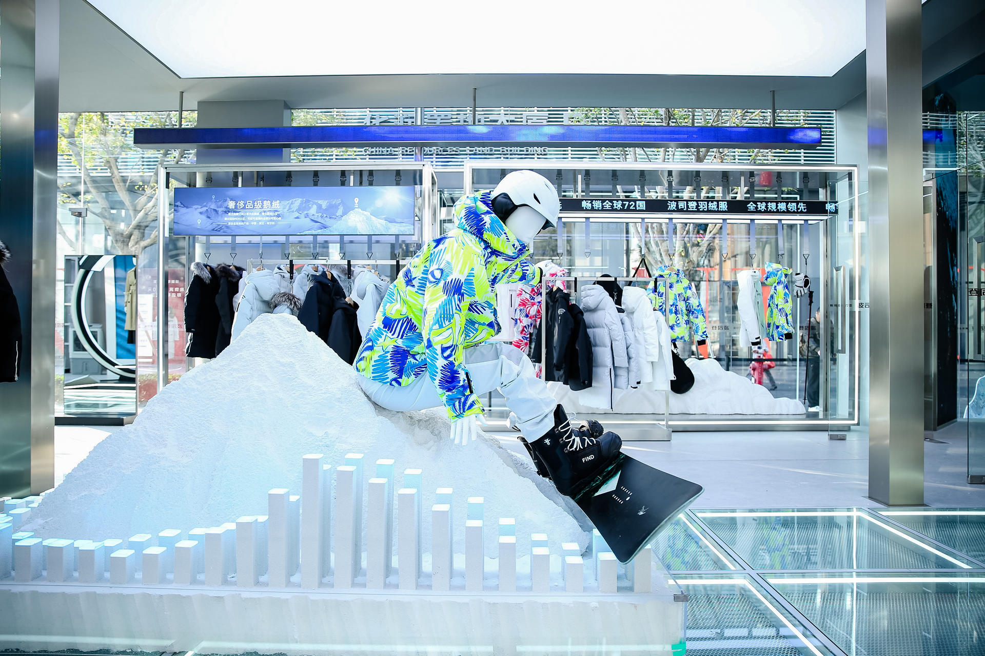 波司登快閃店活動(dòng)策劃融合雪山、陽光等自然元素，帶來了“第一場(chǎng)雪”