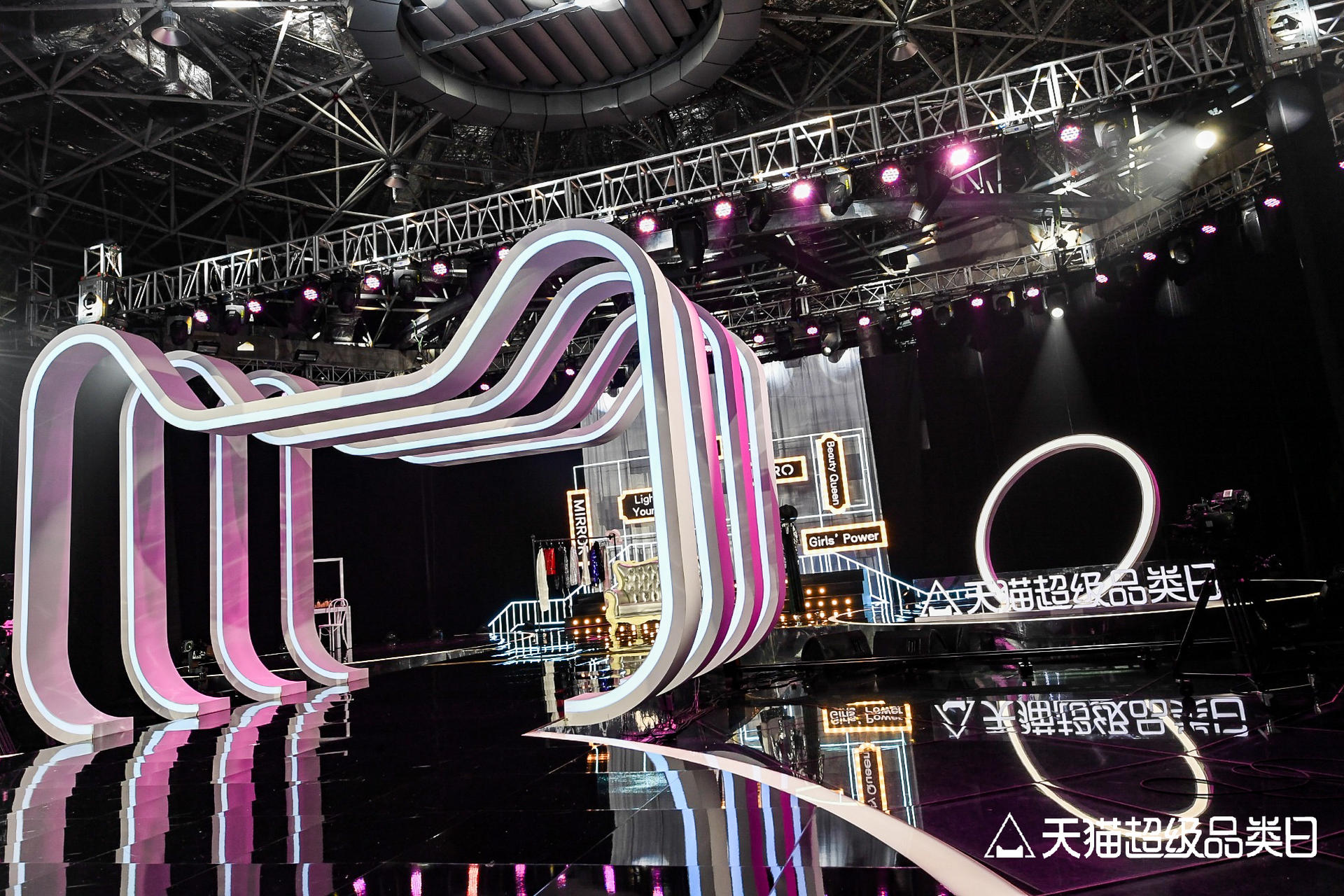 “夏日追光演唱會(huì)”LIVESHOW直播活動(dòng)策劃，全場(chǎng)“高光”直播氣氛嗨翻