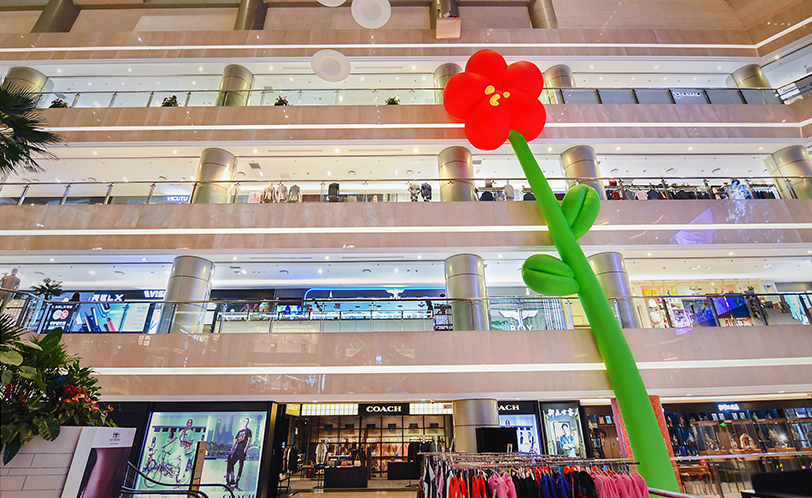 16米小紅花藝術(shù)活動策劃裝置綻放于城市中央，洋溢著溫暖的香