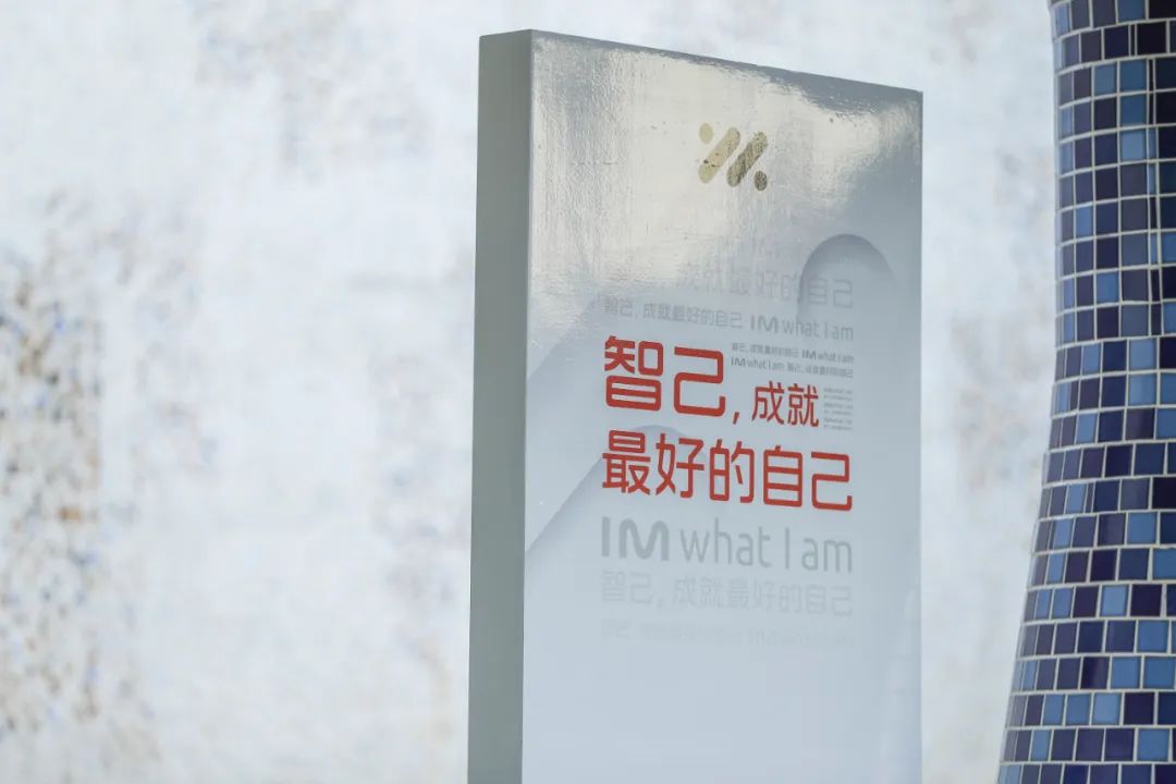 智己LS7上市發(fā)布會活動策劃使用了超大型戶外弧形大屏，視覺體驗杠杠