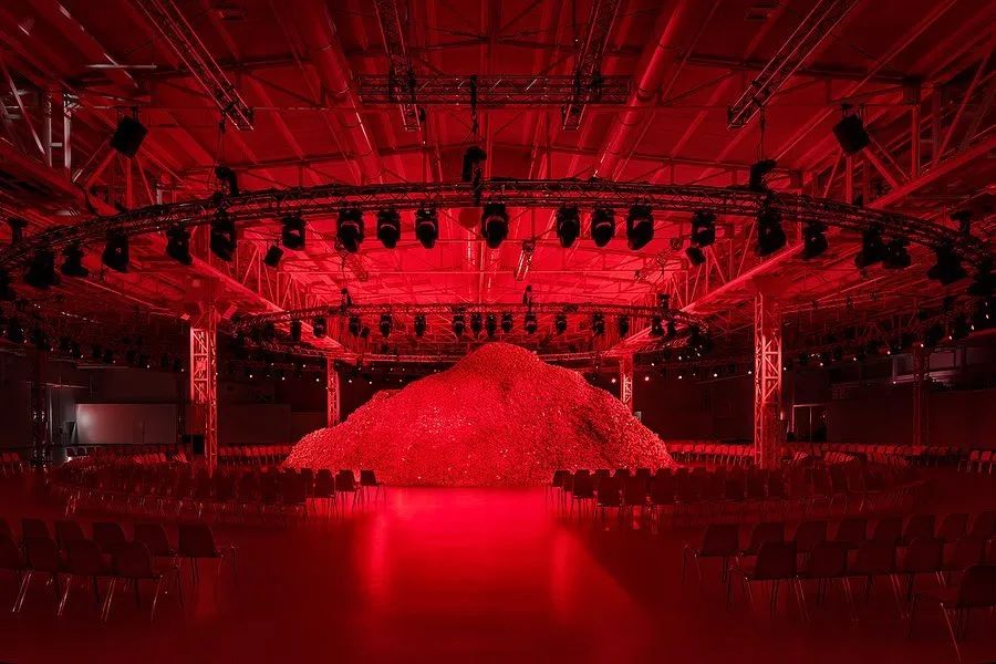 DIESEL2023秋冬大秀活動(dòng)策劃了一座杜蕾斯山丘，刷屏了社交平臺(tái)